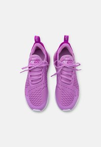 Lila sportskor med en texturerad mesh-ovandel, platta snöre och en dämpad sula. Har en logotyp och dragöglor på hälen.
