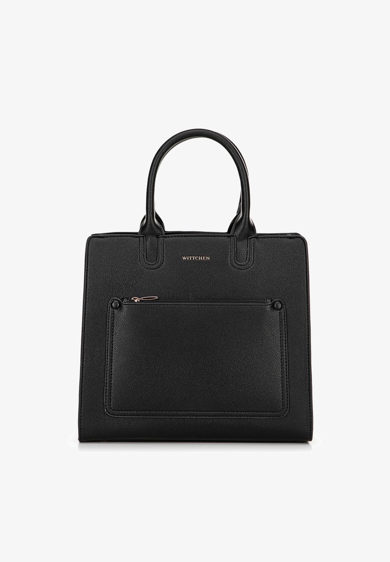 Černá kožená taška přes rameno s texturovaným povrchem, krátkými držadly a přední kapsou na zip. Na vrchu je zlaté logo.