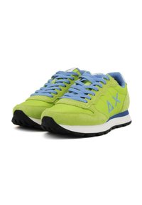 Sneaker verdi e blu con esterno in suede, lacci a contrasto, suola bianca e logo triangolare sul lato. Suola in gomma nera.