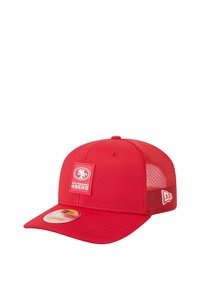Rote Baseballkappe mit Netzrücken. Merkmale ein Vorderpatch mit der Aufschrift "San Francisco 49ers." Verstellbarer Snapverschluss, flaches Schild.