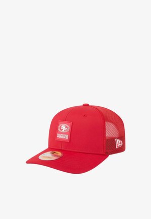 Rote Baseballkappe mit Netzrücken. Merkmale ein Vorderpatch mit der Aufschrift "San Francisco 49ers." Verstellbarer Snapverschluss, flaches Schild.
