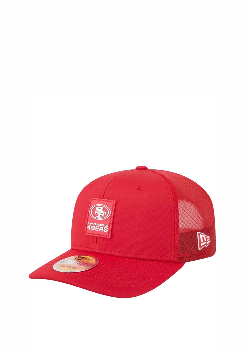 Rote Baseballkappe mit Netzrücken. Merkmale ein Vorderpatch mit der Aufschrift "San Francisco 49ers." Verstellbarer Snapverschluss, flaches Schild.