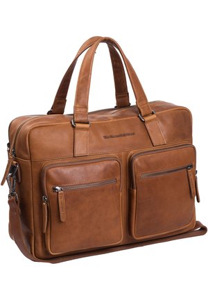 Sac à ordinateur portable en cuir marron avec deux poignées, deux poches zippées à l'avant et une texture lisse, avec une marque en relief sur le côté.