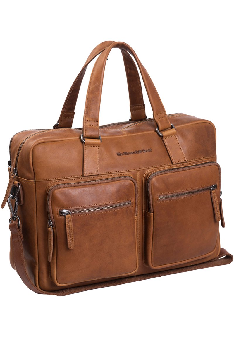Braune Leder-Laptoptasche mit zwei Griffen, zwei frontalen Reißverschlusstaschen und glatter Textur, mit eingeprägtem Branding an der Seite.