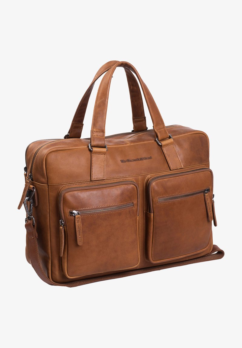 Braune Leder-Laptoptasche mit zwei Griffen, zwei frontalen Reißverschlusstaschen und glatter Textur, mit eingeprägtem Branding an der Seite.