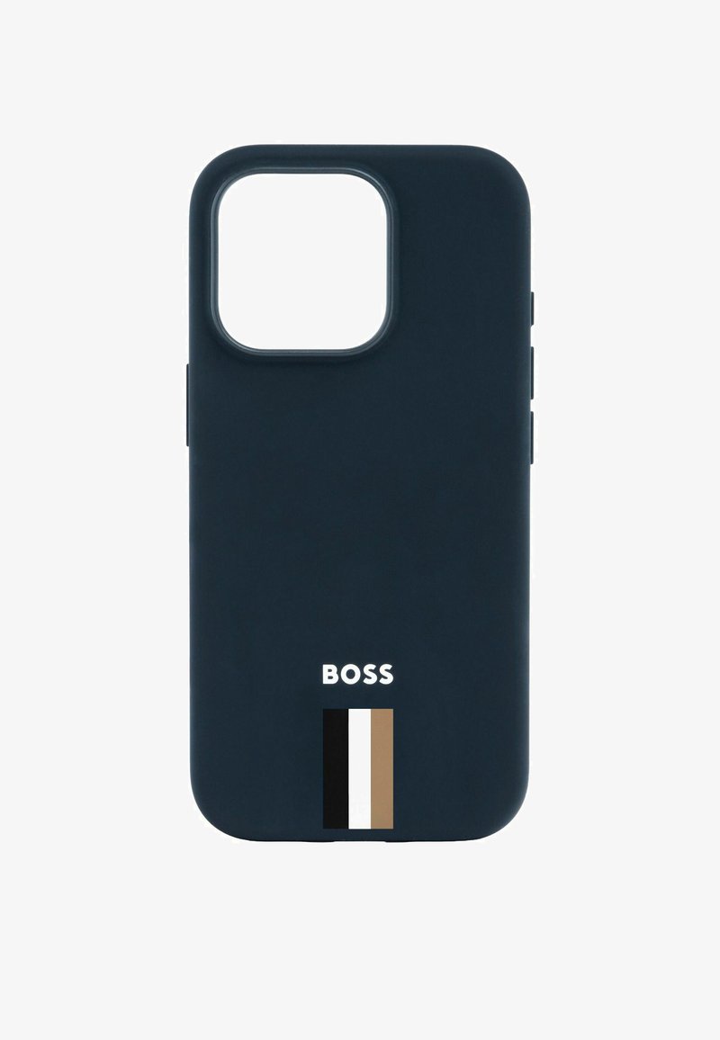 Námořnická modrá pouzdro na telefon s matným povrchem, zdobené bílým logem "BOSS" a vertikálním pruhovaným vzorem v černé, bílé a béžové.