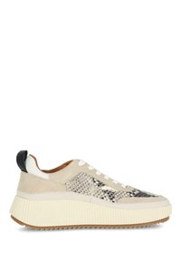 Sneaker con suola bianca spessa, tomaia in suede beige e pannello in stampa pitone. Presentano punta arrotondata e linguetta nera sul tallone.