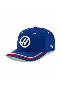 Niebieska czapka baseballowa z białym haftowanym logo, zaokrąglonym daszkiem oraz czerwono-białymi paskami wzdłuż krawędzi. Wykonana z gładkiego materiału.