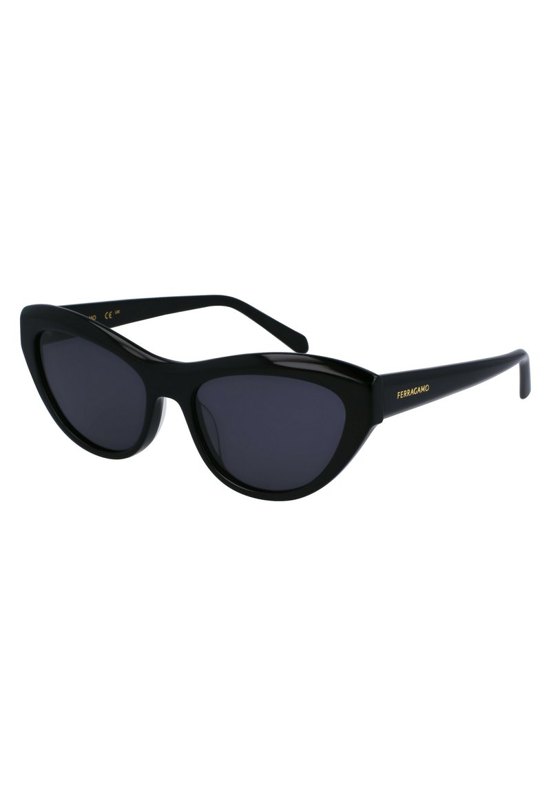 Schwarze Katzenaugen-Sonnenbrille mit dunklen Gläsern, glänzender Oberfläche und markanter, eckiger Form; mit goldfarbenem Logo-Detail am Bügel.