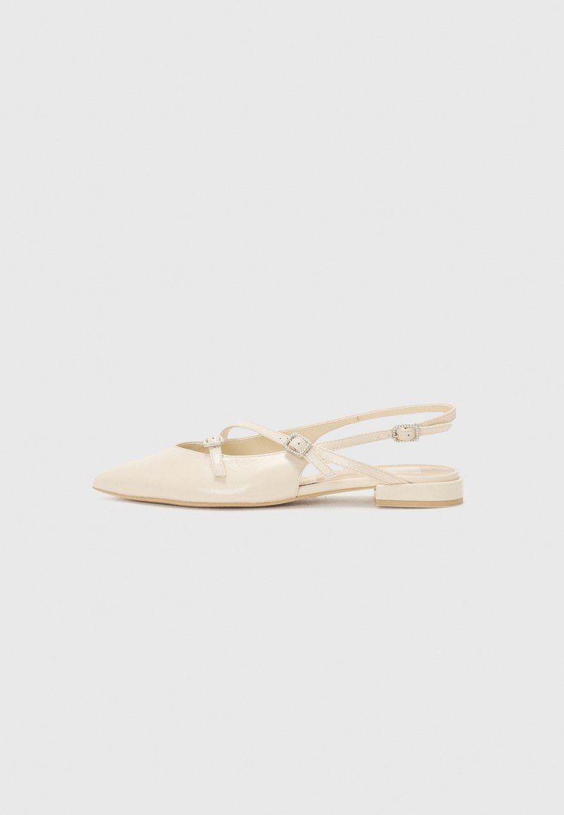 Ballerines beiges à talon ouvert avec un bout pointu, finition en cuir brillant, fine sangle croisée avec boucle ajustable et un petit talon carré.