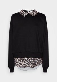 Suéter negro de manga larga, superpuesto a un cuello y dobladillo con estampado de leopardo, creando un look de combinación de camisa y suéter.