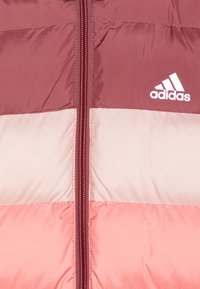 Giacca imbottita con zip, caratterizzata da blocchi di colore orizzontali in bordeaux, rosa chiaro e corallo. Presenta il logo Adidas bianco sulla parte superiore sinistra.