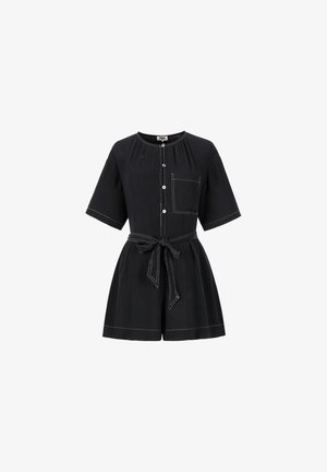 Zwarte short-sleeve rompert met een knoopsluiting aan de voorkant, opgestikte zak en strikriem. Heeft een gestructureerde stof en contrasterende lichte stiksel details.
