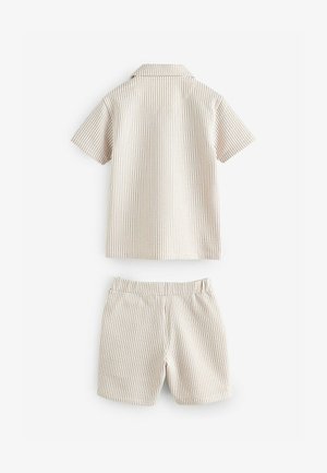 Rövidujjú, galléros ing és bézs rövidnadrág szett vékony fehér csíkokkal. Puha anyag, laza fazon, az alsó nadrág elastic derékkal.