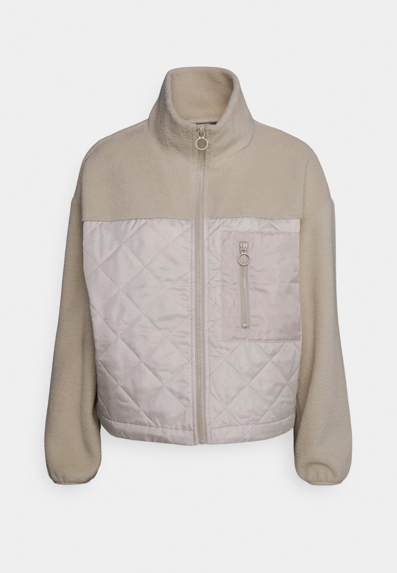 Chaqueta acolchada beige con una parte superior de forro polar suave, cuello alto, cierre frontal y un pequeño bolsillo en el pecho con cremallera.