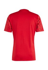 T-shirt rosso a maniche corte realizzato in tessuto liscio; corpo rosso uniforme con maniche rosse decorate da motivi geometrici.
