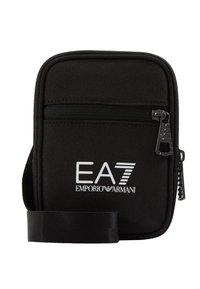Czarna nylonowa torba na ramię z zamykaną kieszenią, z białym logo EA7. Kompaktowy, prostokątny kształt, z materiałowym paskiem.