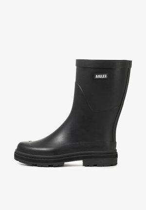 Botte de pluie en caoutchouc noir avec une finition lisse, un bout rond et une semelle texturée pour une meilleure adhérence. Présente un petit logo sur la partie supérieure.