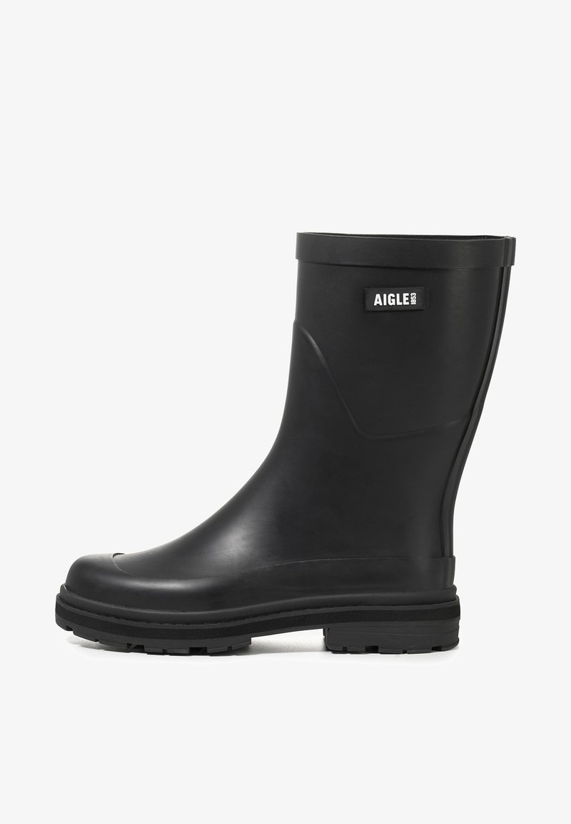 Botte de pluie en caoutchouc noir avec une finition lisse, un bout rond et une semelle texturée pour une meilleure adhérence. Présente un petit logo sur la partie supérieure.
