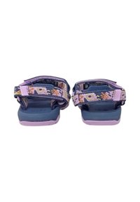 Sandalias moradas y marinas con correas estampadas, cierres ajustables y suelas de goma texturizadas. Área del dedo del pie reforzada para mayor durabilidad.