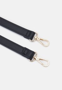 Correa de cuero negro con clips metálicos dorados en cada extremo, textura suave y costura uniforme a lo largo de los bordes.