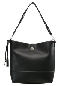 Sac à bandoulière en cuir noir avec surface texturée, fermeture à loquet tournant argentée, anneau décoratif pour la sangle et large poignée avec œillets argentés.
