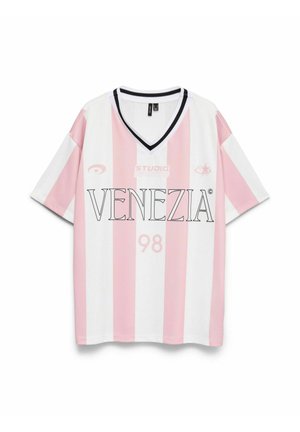 Hvid og lyserød stribet kortærmet t-shirt med V-hals, der har "VENEZIA" og nummeret "98" i fed, sort typografi.