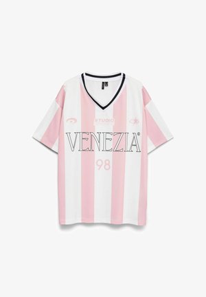 Valge ja helesinise triibuga lühikeste varrukatega jersest T-särk V-kujulisega kaelusega, millel on julge musta tüübi kirjas "VENEZIA" ja number "98".