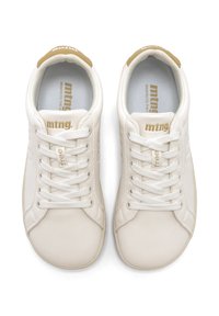 Baskets en cuir blanc avec des accents beiges, dotées d'orteils arrondis, de lacets solides et de marquages embossés. Texture lisse et design minimaliste.