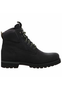 Botas de senderismo de cuero negro con una suela resistente, cordones verdes y un cuello acolchado en el tobillo para mayor soporte. Presentan un patrón de banda de rodadura resistente.