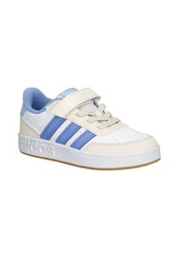 Sneaker bianco con accenti blu chiaro, dotata di tre strisce blu, tomaia in rete e strap in velcro. Suola in gomma con finitura testurizzata.