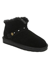 Botines de ante negro con forro de piel sintética, acentuados por una correa decorativa con tachuelas plateadas. Suela de goma plana. Diseño de punta redonda.