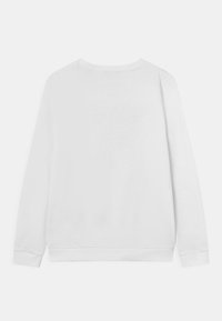 Sudadera blanca, con cuello redondo, mangas largas, puños y dobladillo acanalados. Textura suave, sin patrones ni acentos visibles. Diseño simple.