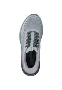 Szare buty sportowe z teksturowaną cholewką, zielonymi akcentami i formowaną podeszwą. Posiadają sznurowany design oraz wyściółkę zapewniającą komfort.
