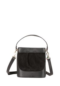 Sac à main en cuir noir et en daim avec une forme structurée, une poignée supérieure et une bandoulière amovible. Il présente une texture lisse et un design minimaliste.