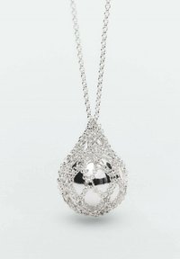 Collana con pendente in argento a forma di goccia, con un design a rete che racchiude un orbe lucido. La collana è completata da semplici anelli di catena.