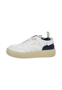 Weiße Leder-Sneaker mit marineblauen Akzenten, strukturiertem Gummiweise, Schnürsenkeln und einem Zugtabs an der Ferse. Mit geprägtem Logo.