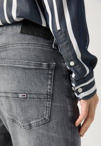 Tommy Jeans AUSTIN SLIM - Vaqueros slim fit - denim black