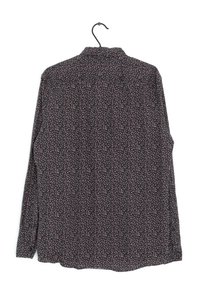 Långärmad skjorta med svart bakgrund och små rosa blommönster, tillverkad av ett mjukt tyg, med knäppta manschetter och krage.