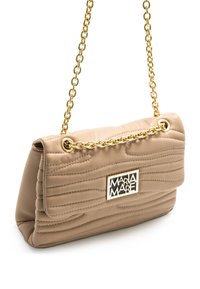 Bolso de mano beige de cuero sintético acolchado con una correa de cadena dorada. Cuenta con una placa de logo dorada en el frente y una superficie suave y texturizada.
