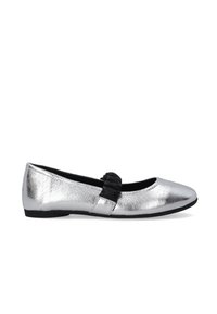 Silberne Ballettschuhe mit strukturiertem Finish, schwarzem Stoffriemen über den Spann, runder Zehenform und einer niedrigen schwarzen Gummisohle.