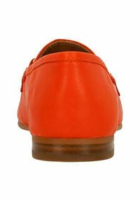 Rote Lederloafer mit flacher Holzsohle und gestickten Details, die eine glatte Textur und eine abgerundete Form aufweisen.