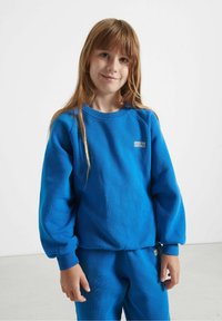 Blaue Sweatshirt mit strukturierter Oberfläche, runder Halslinie und gerippten Bündchen. Enthält ein kleines Logo auf der Brust.