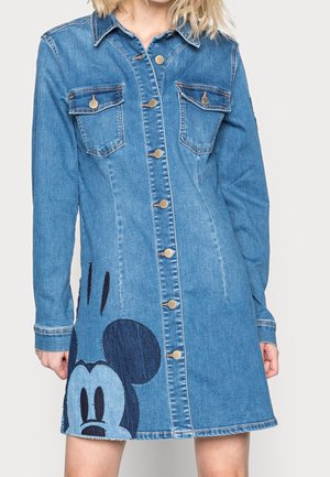 Jeanskleid mit durchgehender Knopfleiste, zwei Brusttaschen und einem großen Mickey-Mouse-Applikation unten links aus dunklem Denim.