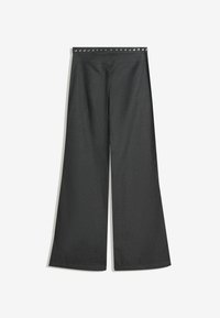 Schwarze, weit geschnittene Hose mit hohem Bund und silbernen Nieten entlang des Bundes, flach auf einem weißen Hintergrund gezeigt.