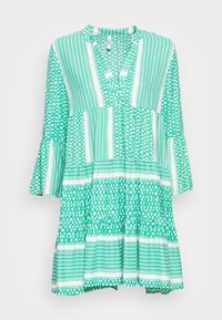 Vestido verde con estampado, con un escote redondo, mangas acampanadas y falda en capas. Presenta diseños geométricos en varias tonalidades de verde y blanco.