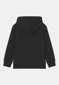 Czarny sweatshirt z kapturem, długimi rękawami i miękką, gładką fakturą. Projekt jest prosty, bez widocznych logo lub wzorów.