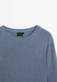 Pull en maille bleu clair à col rond en 100 % coton avec un col côtelé et des manches longues.