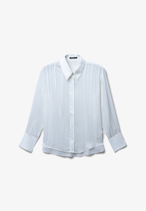 Camicia bianca a maniche lunghe realizzata in tessuto testurizzato con righe verticali, fronte abbottonato, colletto a punta e polsini in contrasto.