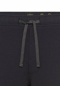 Navyblauwe katoenen broek met een textuur op de tailleband, een trekkoord met witte stippen en een frontzak.